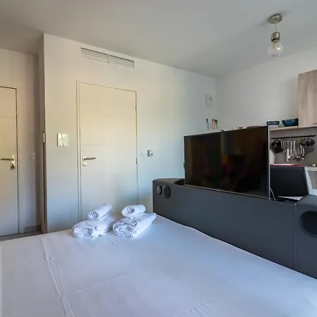 Studio With Sea Glimpse In Beausoleill ! Апартаменты Босолей